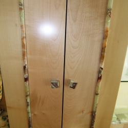 Particolare di inserti in Pietra e Marmo su Anta in Legno