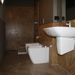Bagno in Pietra e Marmo Pavimenti e Rivestimenti 2 