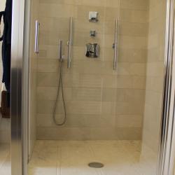Bagno in pietra marmo e granito su misura
