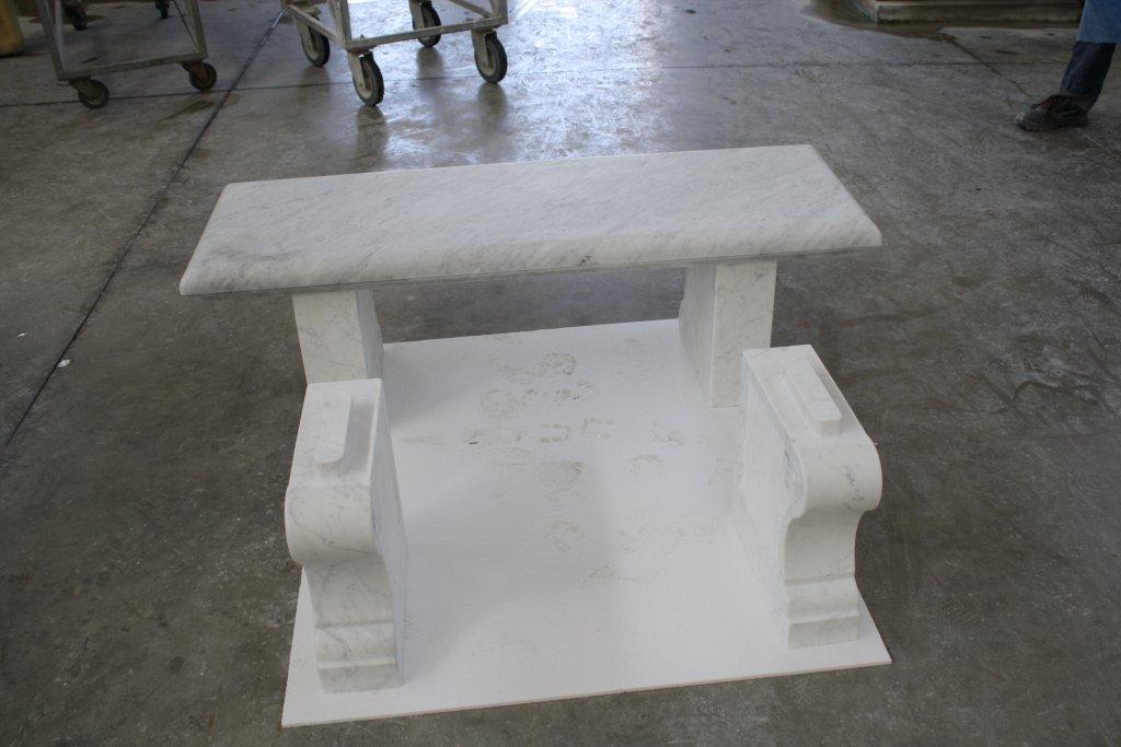 Splendida Panca in Marmo Bianco di Carrara realizzata da Valtiberina Marmi